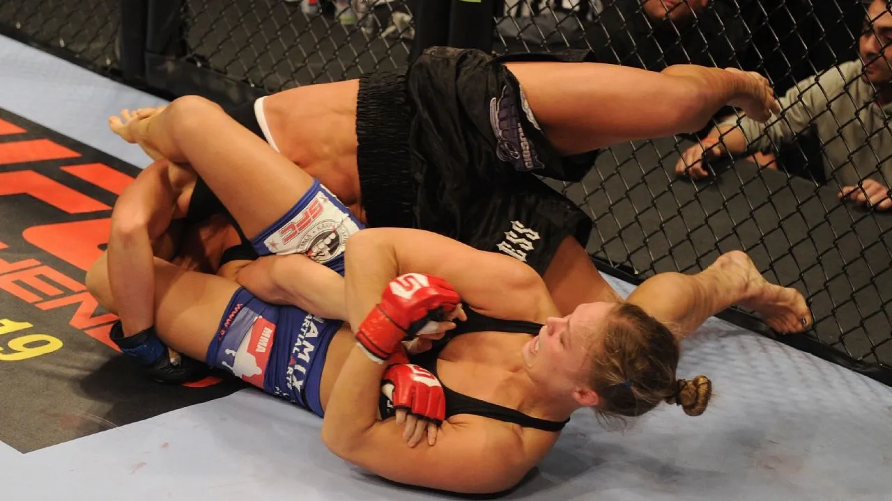 Teknik “armbar” yang mengunci lengan lawan menjadi ciri khas Ronda Rousey sejak awal karier professional di dunia MMA. (Foto: Fight TV)