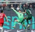 Vincent Kompany Akui Jonas Urbig Jadi Pahlawan Bayern Lawan Wolfsburg
