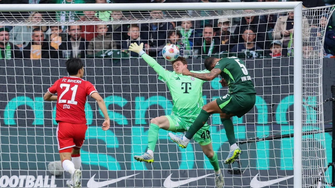 Vincent Kompany Akui Jonas Urbig Jadi Pahlawan Bayern Lawan Wolfsburg