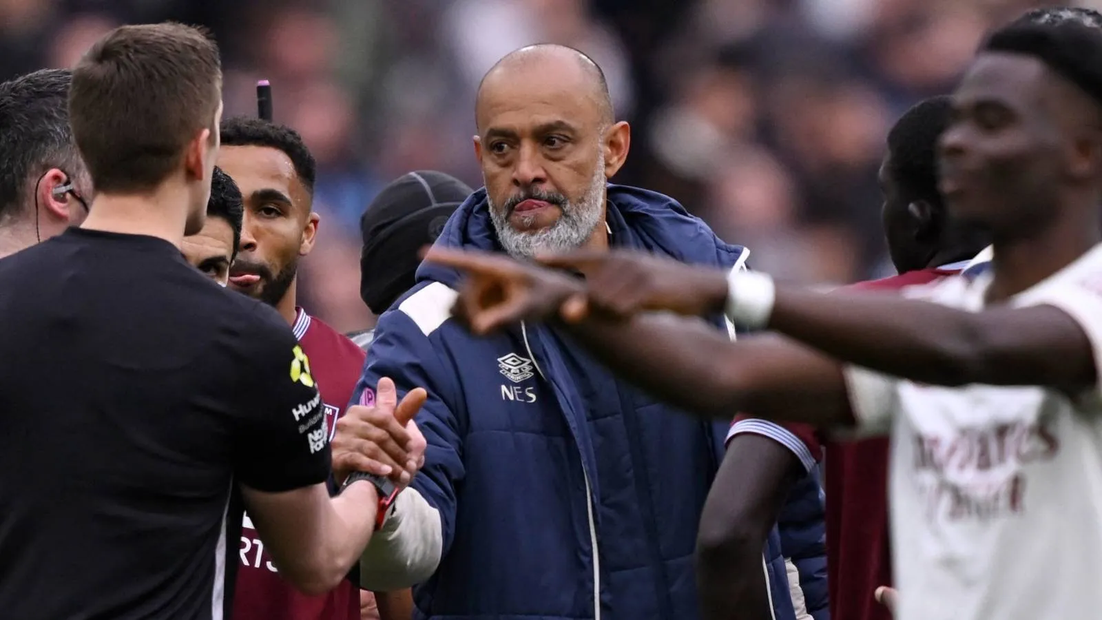West Ham Siap Lakukan Tindakan Terhadap PGMOL Usai Insiden VAR Kontroversial Lawan Arsenal - sumber: (givemesport)