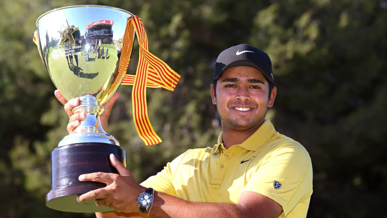Yurav Premlall berpose dengan trofi Catalunya Championship. (Foto: AP)