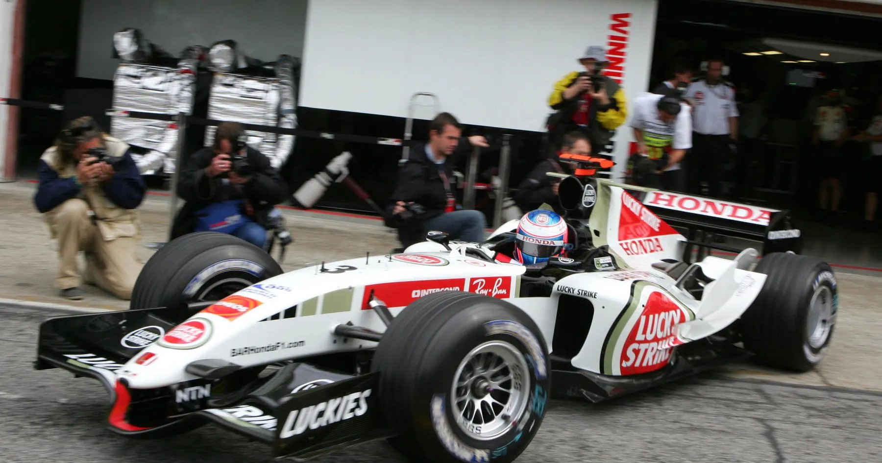 BAR Honda Terkena Sanksi Dua Balapan Akibat Inovasi Aneh - sumber: (racingnews365)