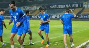 Ini Alasan Barba Pakai Kaus Kaki Berbeda saat Latihan Persib