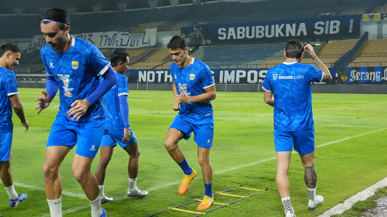 Ini Alasan Barba Pakai Kaus Kaki Berbeda saat Latihan Persib