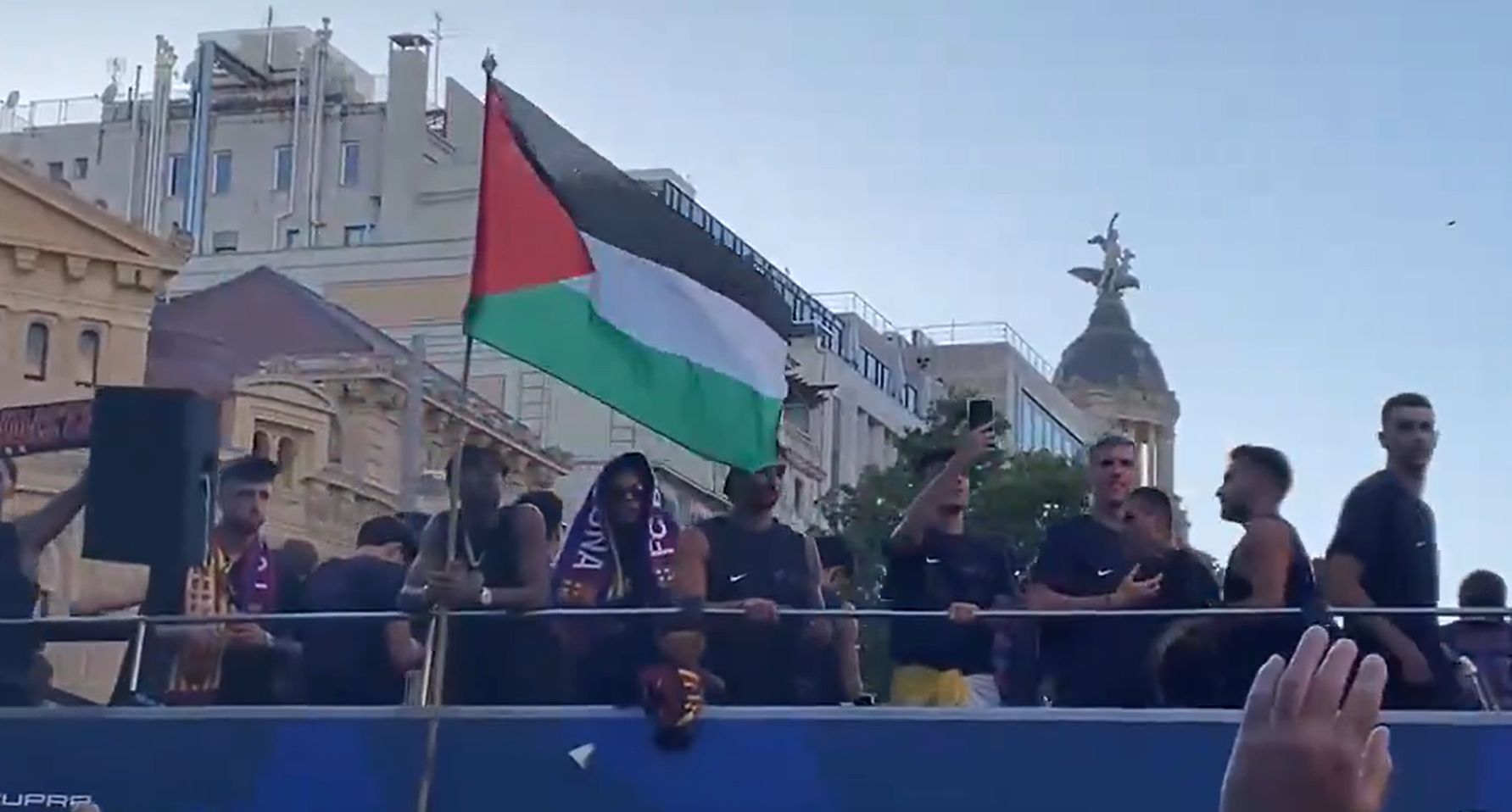 Lamine Yamal Kibarkan Bendera Palestina di Parade Barça
