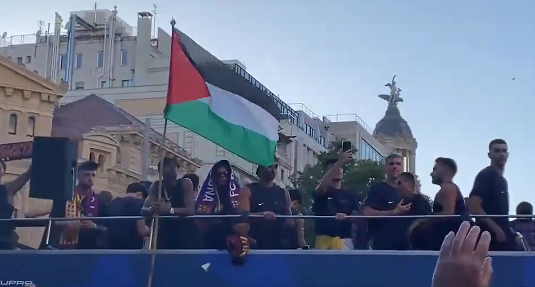 Lamine Yamal Kibarkan Bendera Palestina di Parade Barça - sumber: (footballespana)