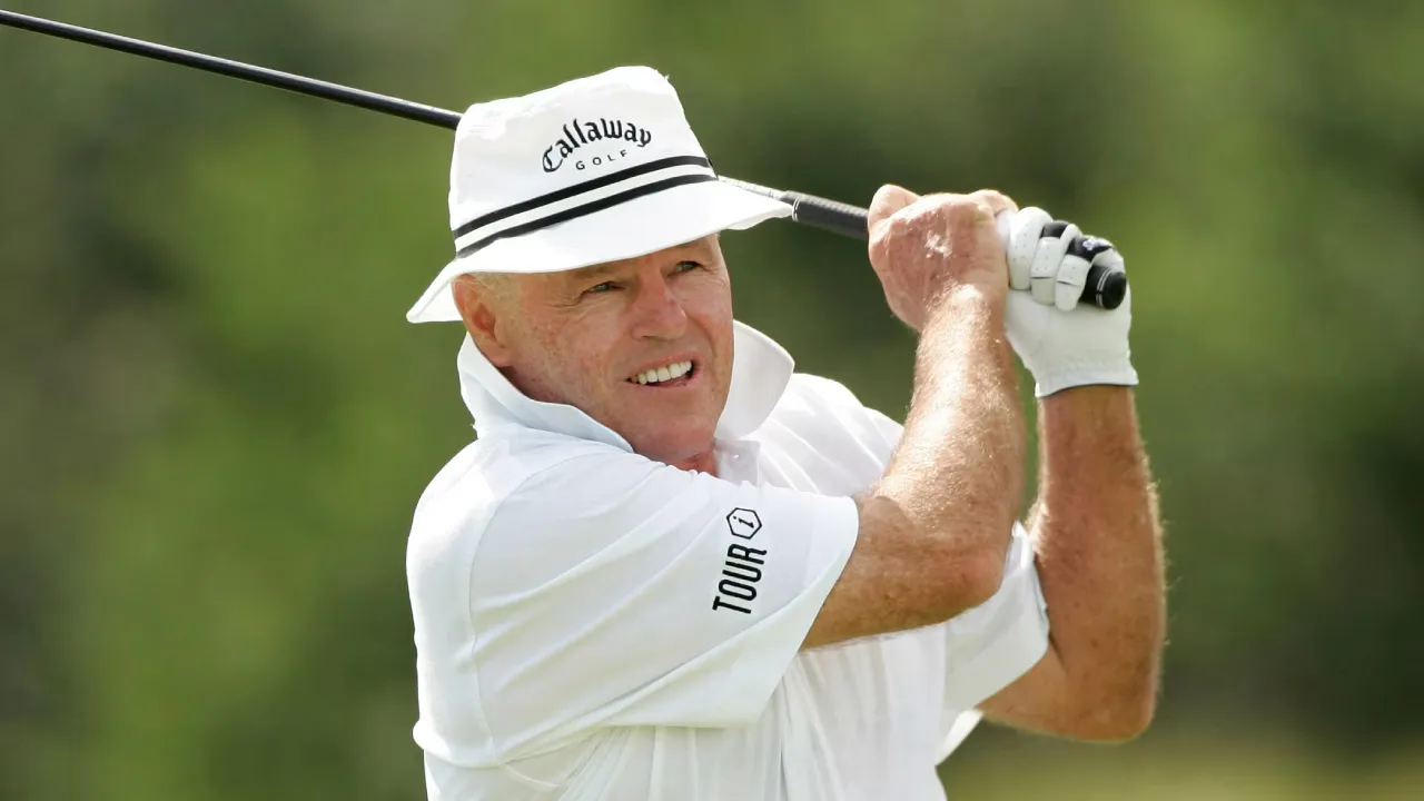 Selain prestasinya di lapangan, Jim Colbert juga terkenal dengan topi bucket khas yang selalu dikenakannya. (Foto: Golf Digest)