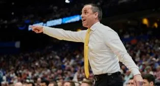Pelatih Tim Putra Iowa Hawkeyes Ben McCollum Dapat Kenaikan Gaji Besar
