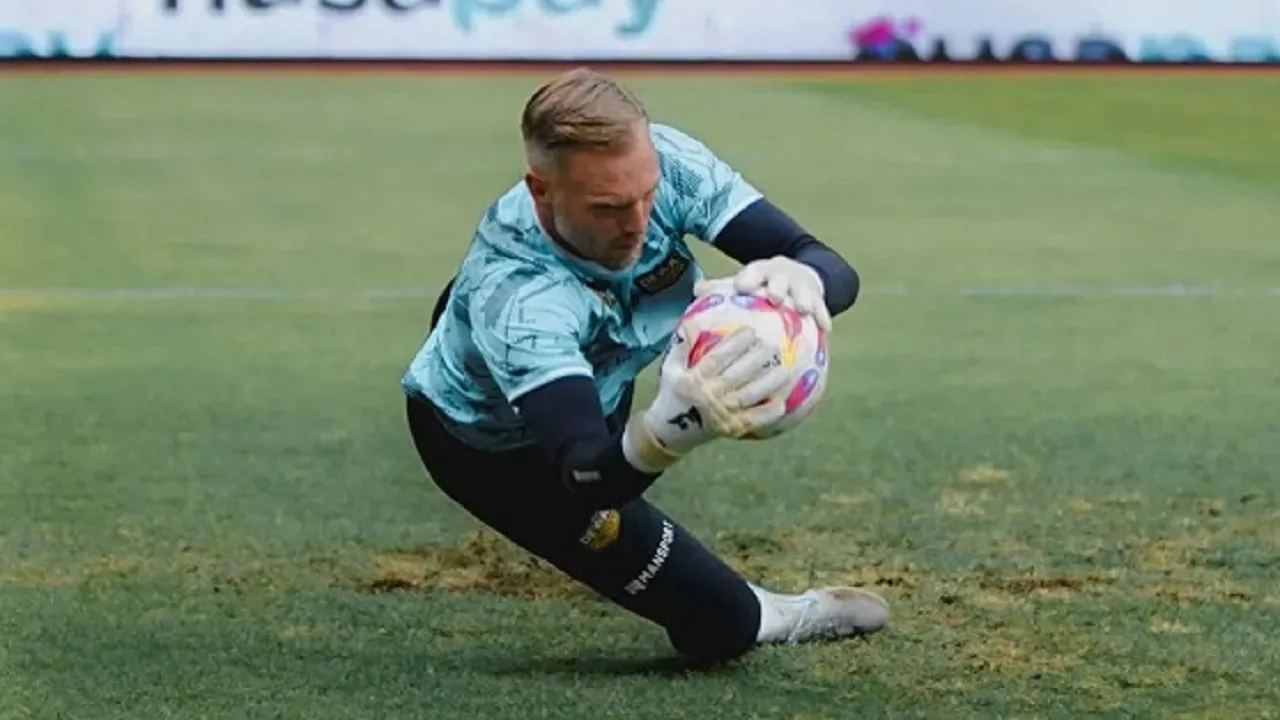 Kiper Dewa United FC, Sonny Stevens