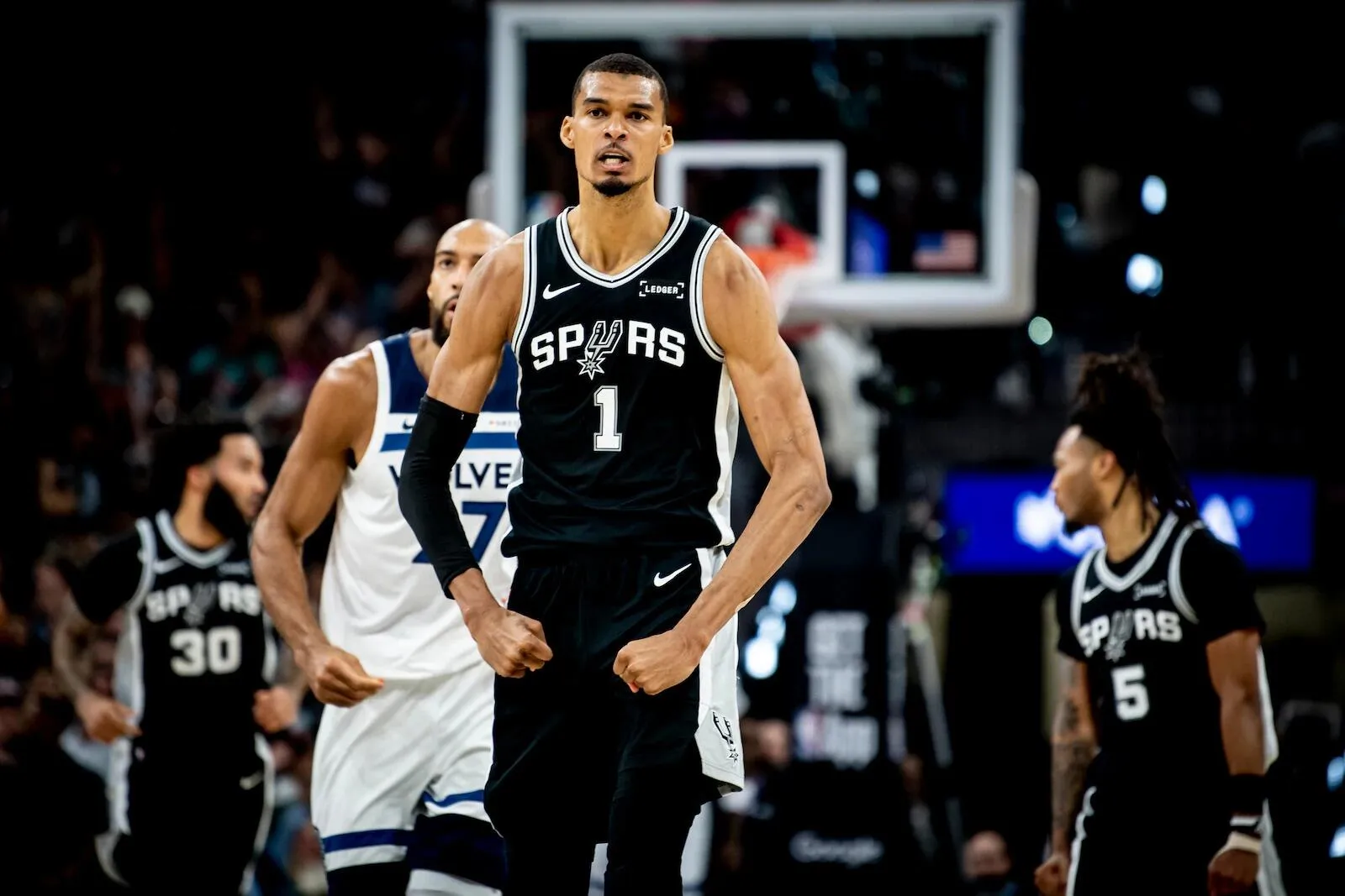 Wembanyama Bangkit Usai Dinasihati Popovich di Bandara - sumber: (mainbasket)