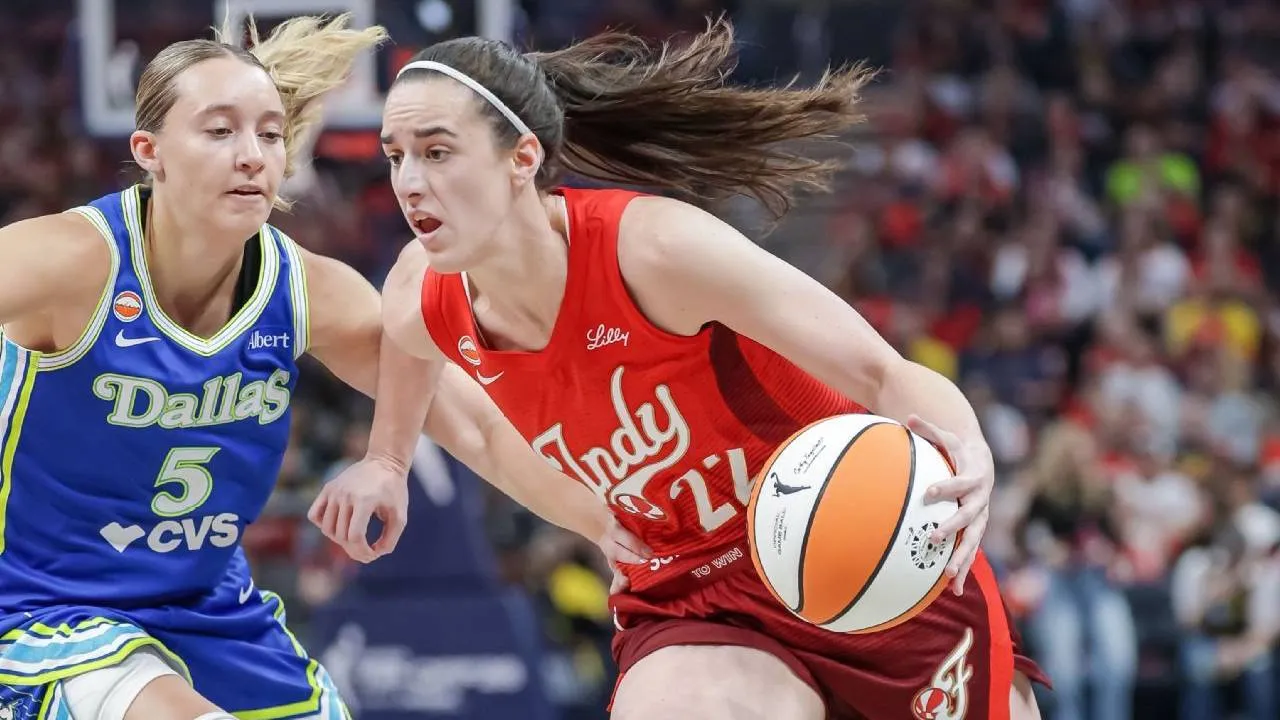 Laga pembuka WNBA itu mendapat perhatian besar karena mempertemukan dua bintang muda basket putri Amerika, Caitlin Clark dan Paige Bueckers. (Foto: AP)