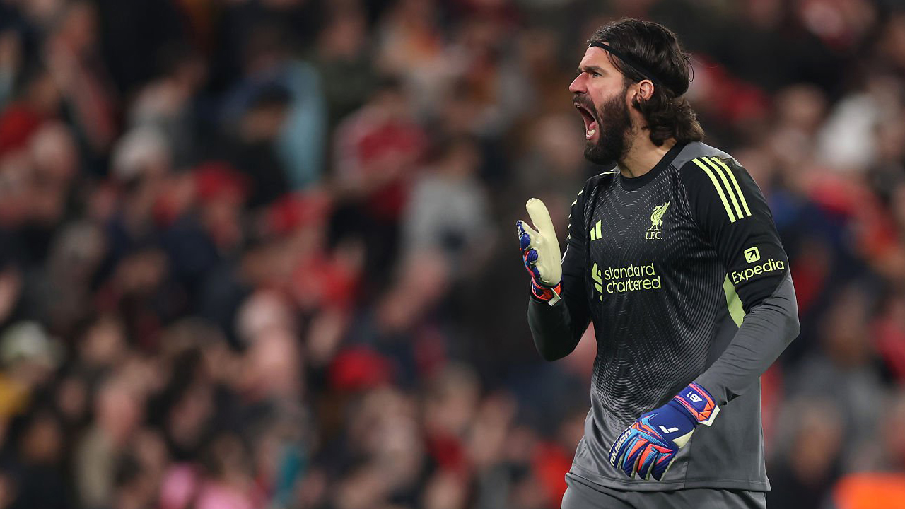 Juventus Masih Tunggu Lampu Hijau Liverpool untuk Transfer Alisson Becker