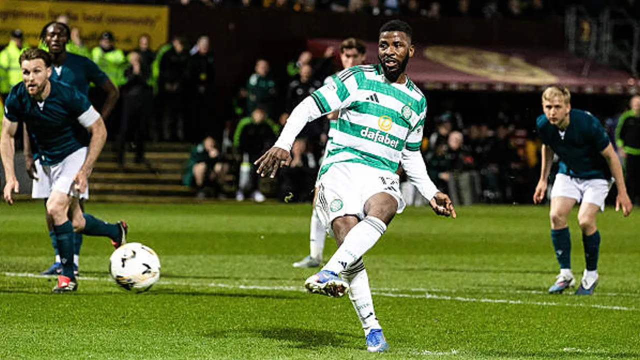 Penalti Kontroversial Jaga Asa Celtic Juara, Derek McInnes Kecewa Berat