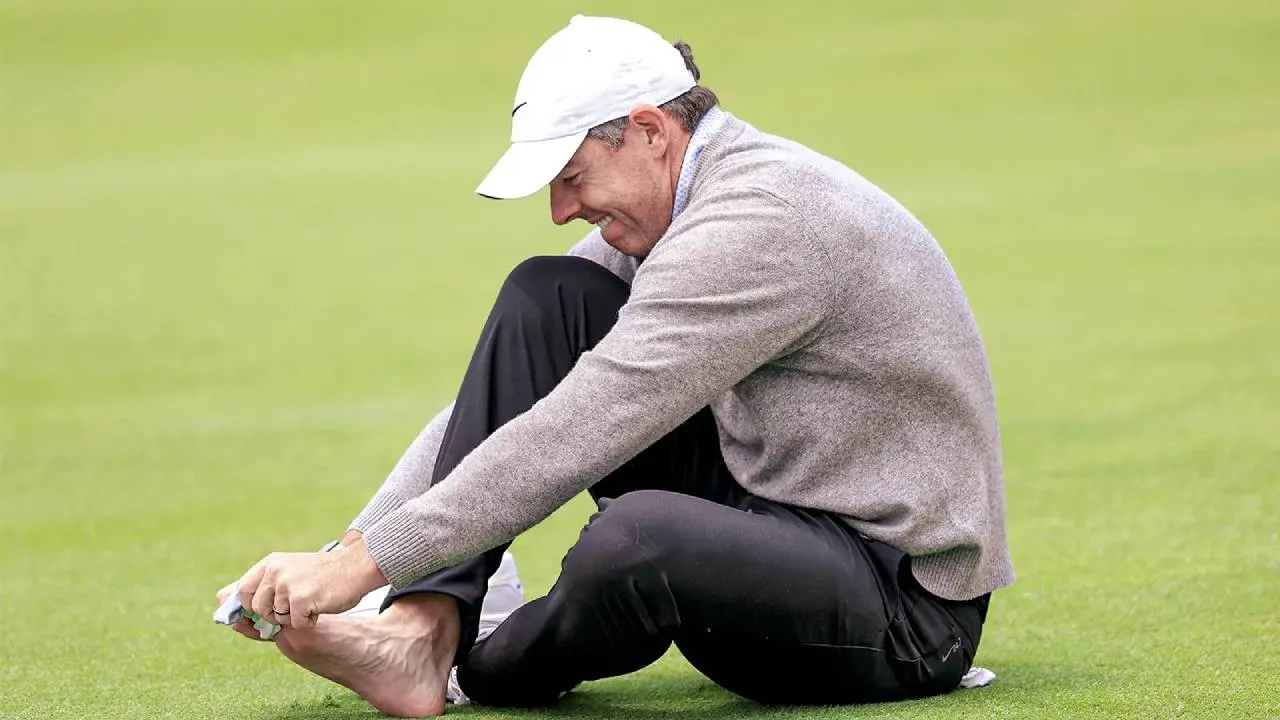 Rory McIlroy menemukan solusi dengan menggunakan sepatu yang lebih besar untuk mengurangi rasa sakit. (Foto: Golf Digest)
