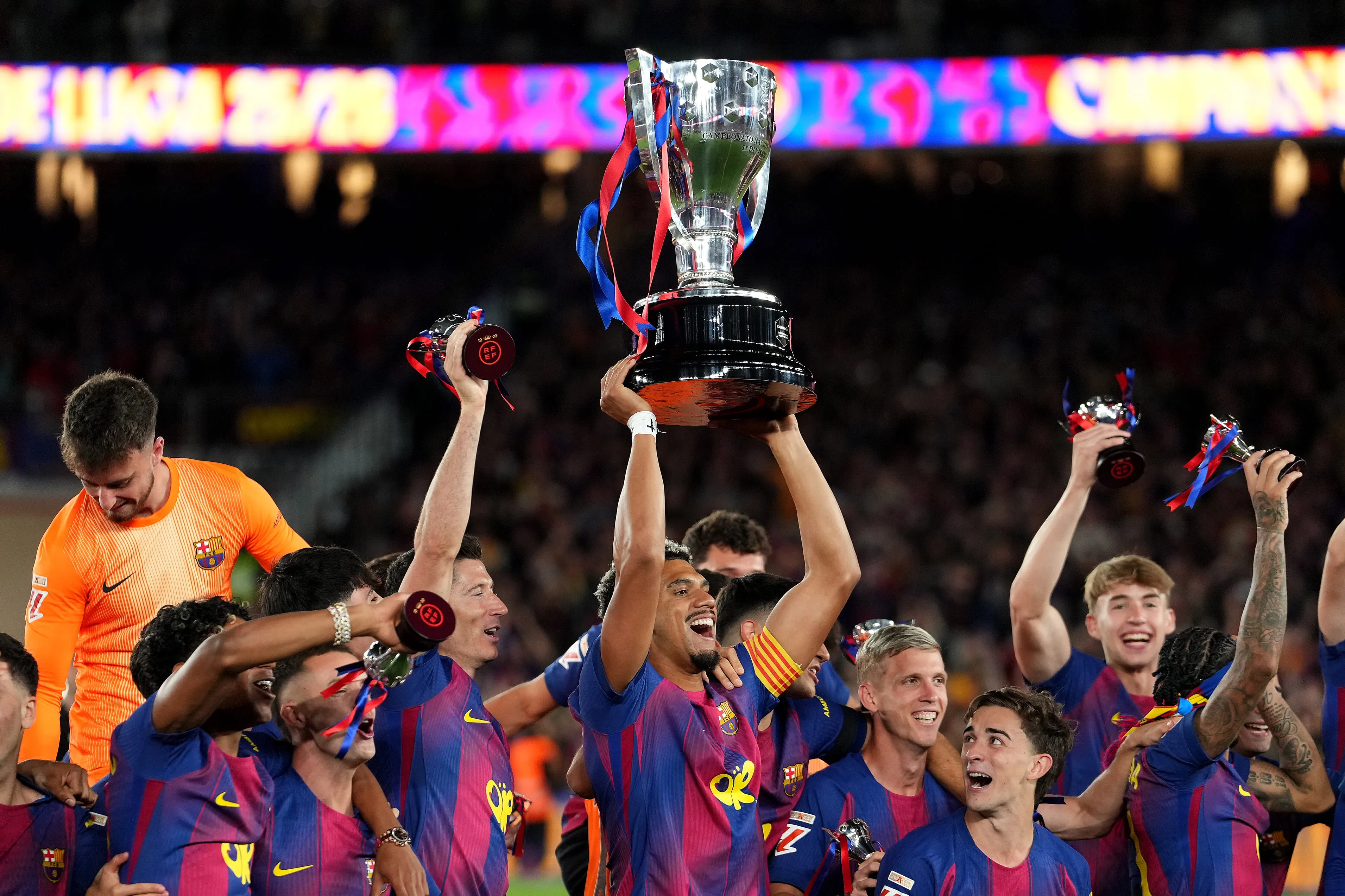 Araujo Pertimbangkan Hengkang dari Barcelona Musim Panas Ini - sumber: (footballespana)