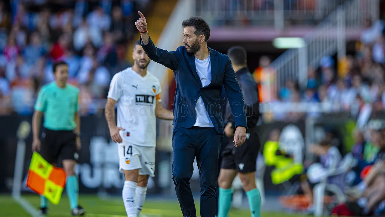 Carlos Corberan Terima Kritik Fans Valencia Usai Gagal Kalahkan Vallecano