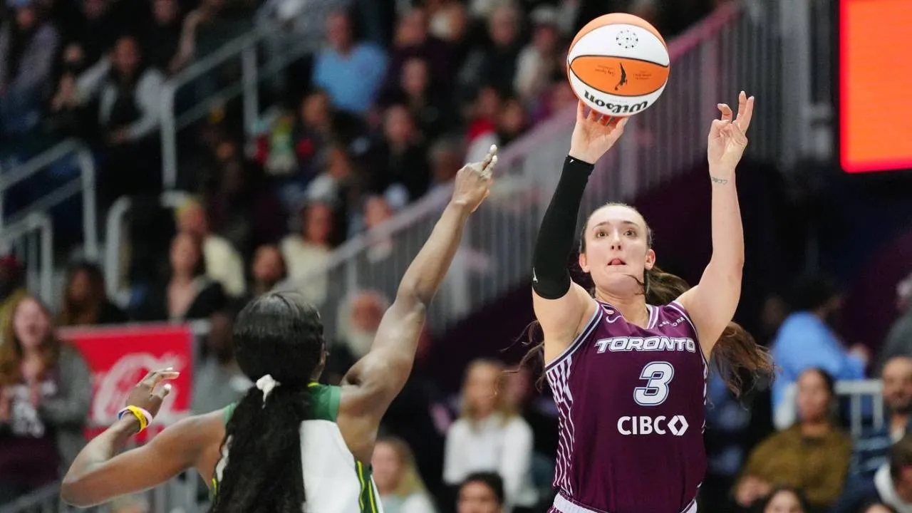 Marina Mabrey (kanan) mencetak 26 poin saat Toronto Tempo menundukkan Seattle Storm 86-73, Rabu (13/5) malam waktu setempat. (Foto: AP)
