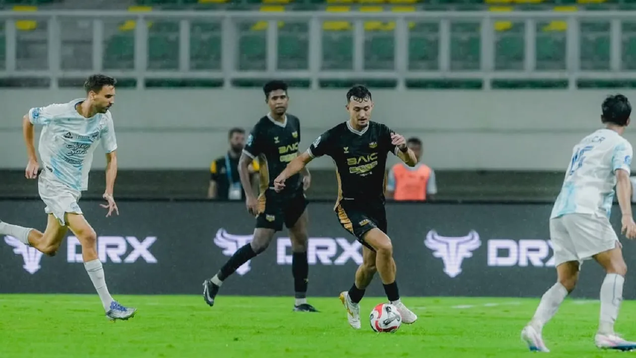 Gelandang Dewa United FC, Ivar Jenner