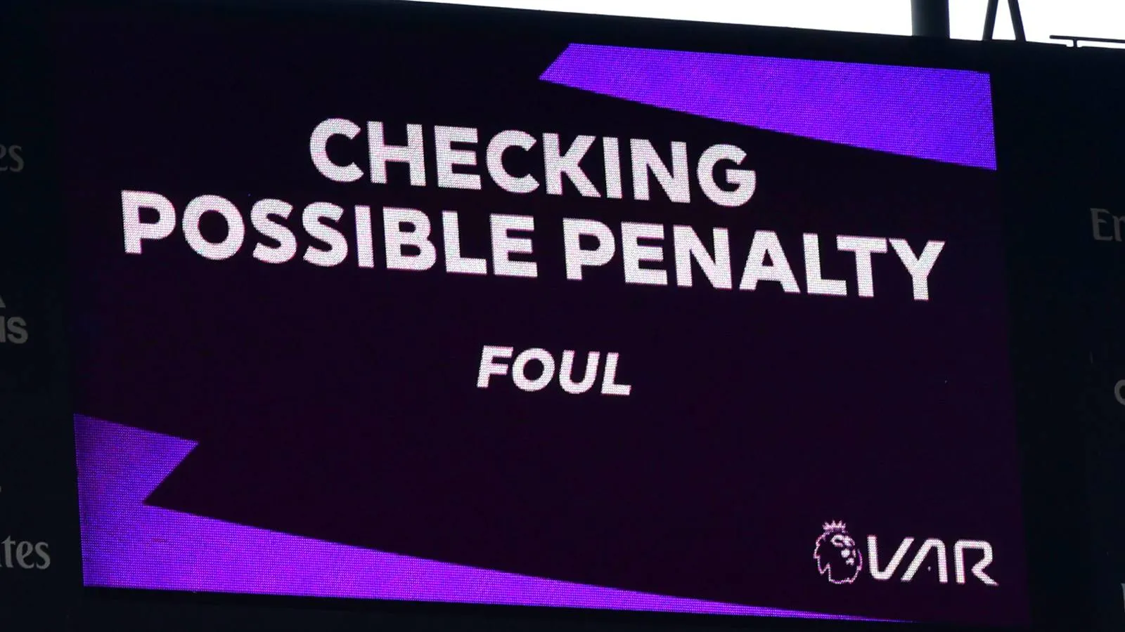 Kesalahan Besar Wasit Berpotensi Pengaruhi Perebutan Gelar Arsenal vs Man City - sumber: (givemesport)