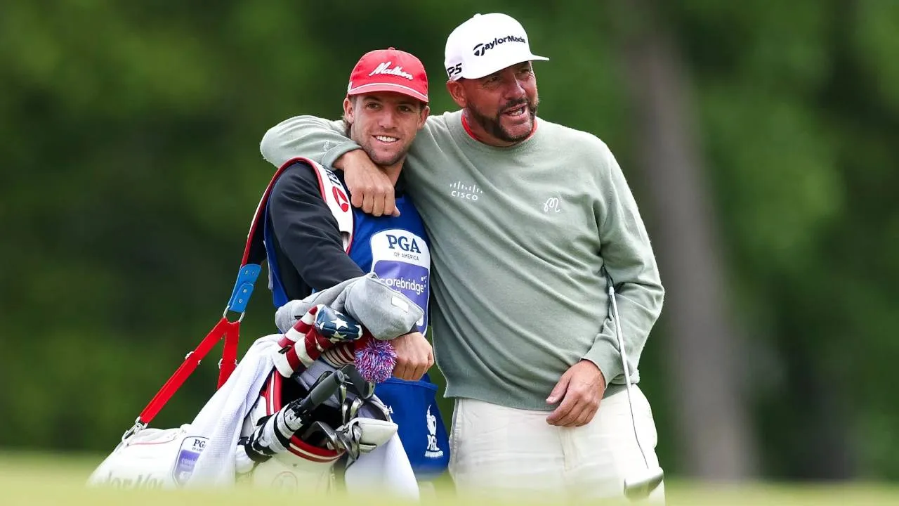 Michael Block (kanan) berjalan bersama putranya, Ethan, yang bertindak sebagai caddie di PGA Championship 2026. (Foto: Golf Digest)