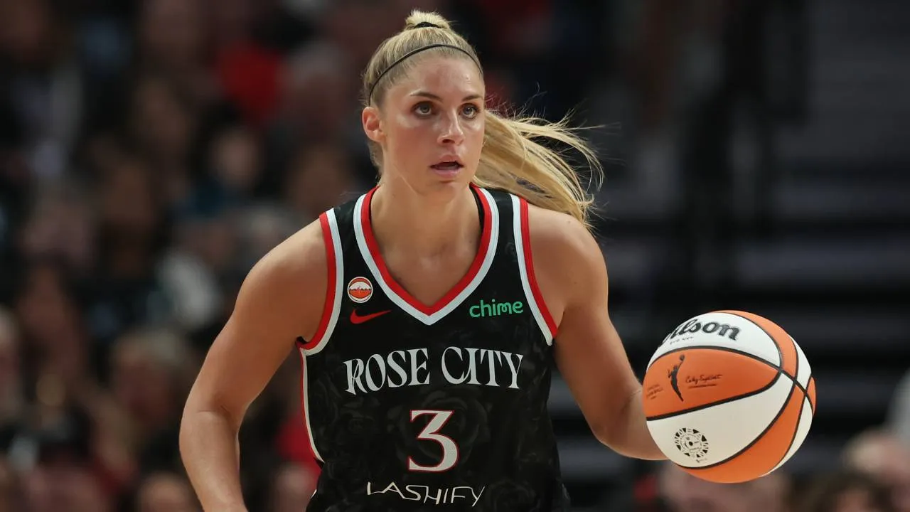 Sarah Ashlee Barker menjadi pahlawan kemenangan Portland Fire atas Liberty awal pekan ini. (Foto: AP)