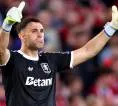 Upaya Fenerbahce Rekrut Emiliano Martinez Tergantung Hasil Pemilu
