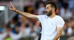 Valencia Belum Aman, Carlos Corberan Ajak Tim Fokus di Dua Laga Terakhir
