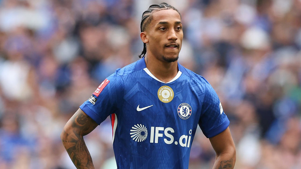 Barcelona Gigit Jari, Joao Pedro Bahagia di Chelsea