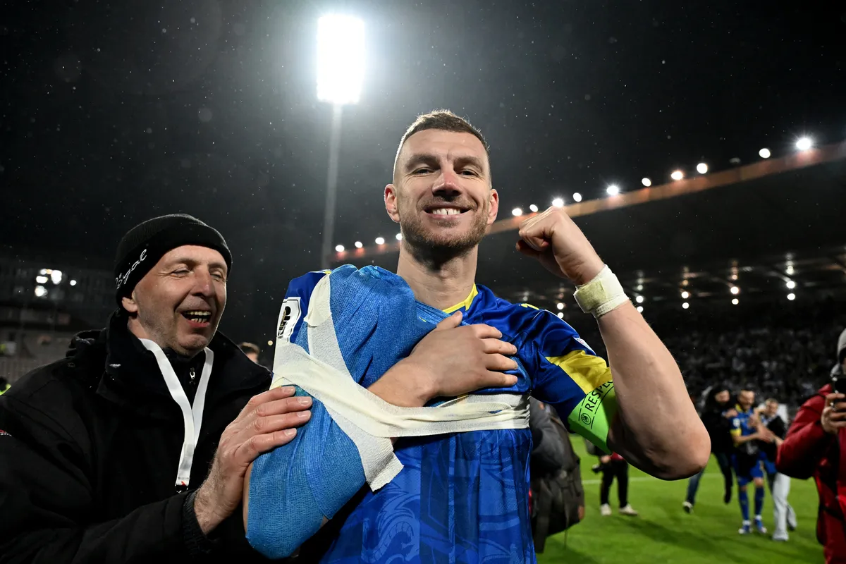 Edin Dzeko Bujuk Muharemovic Gabung Inter Milan - sumber: (footballitalia)