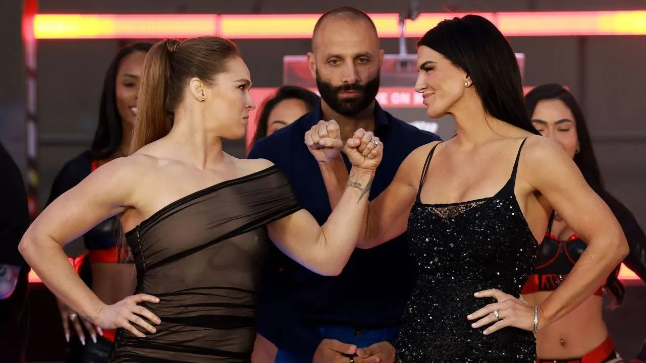 Gina Carano (kanan) dan Ronda Rousey. (Foto: Fight TV)