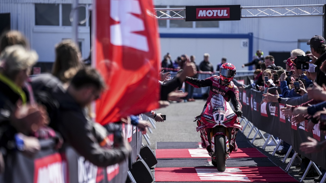 Hasil Race 1 WSBK Ceko: Bulega Sengit Kalahkan Lecuona