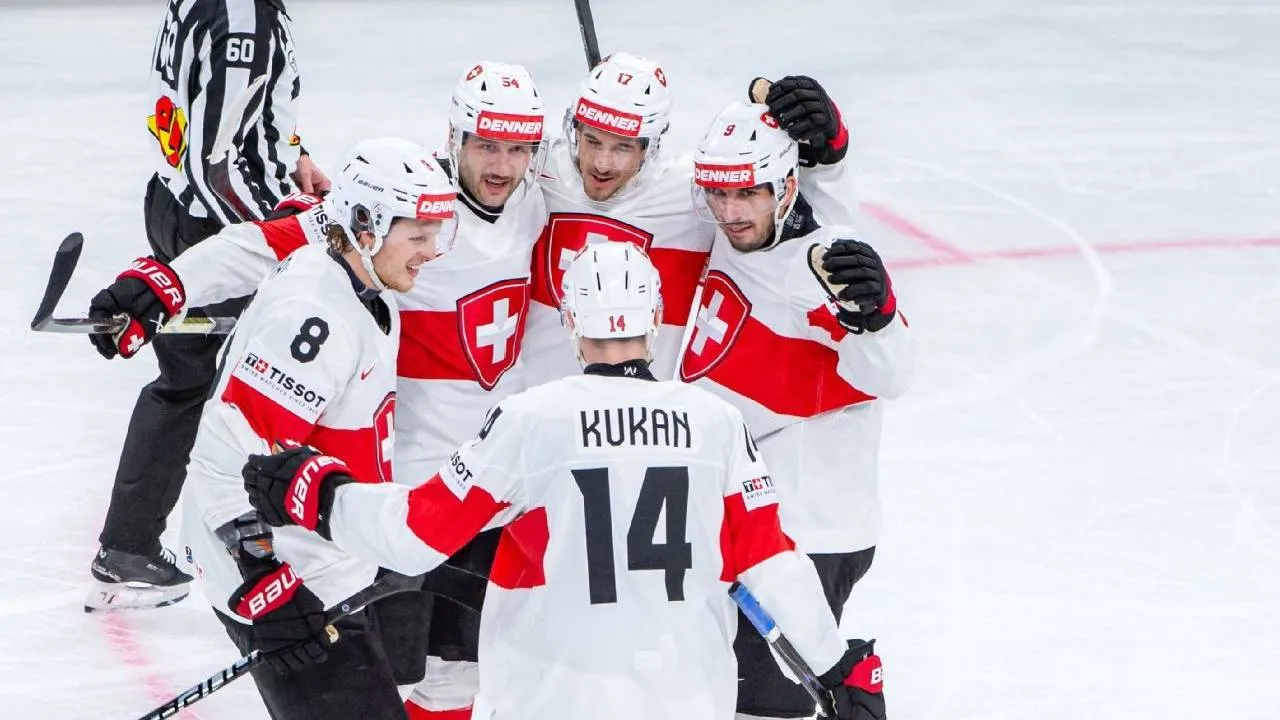 Para pemain hoki es Swiss merayakan salah satu gol mereka ke gawang Amerika Serikat. (Foto: AP)