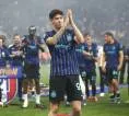 Barcelona Tunda Negosiasi Transfer Bastoni dengan Inter
