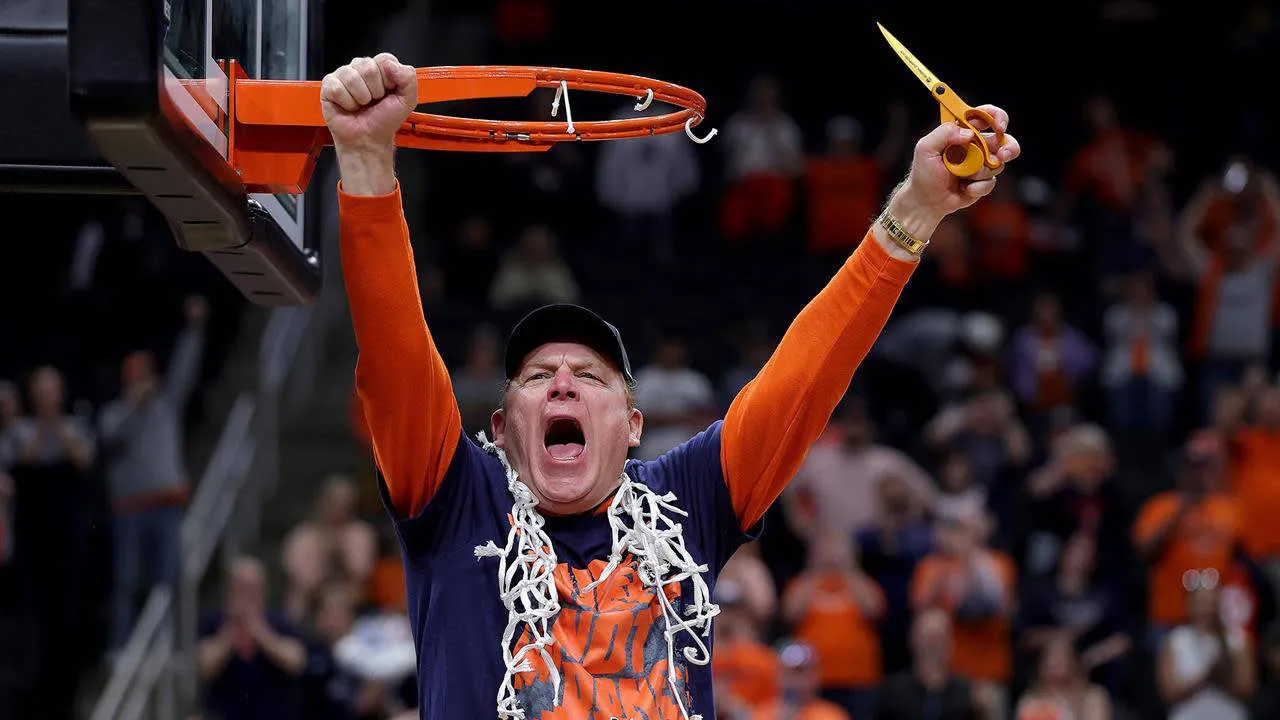 Brad Underwood dinilai berhasil membawa program basket Illinois kembali menjadi salah satu kekuatan utama di level nasional. (Foto: AP)