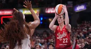 Caitlin Clark Bersinar Terlambat dalam Kekalahan Indiana Fever Dari Mystics