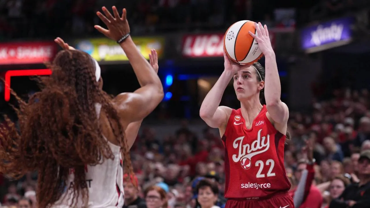 Caitlin Clark (kanan) menutup laga dengan 32 poin, delapan assist, dan empat rebound, termasuk tujuh tembakan 3 poin dari 17 percobaan. (Foto: AP)