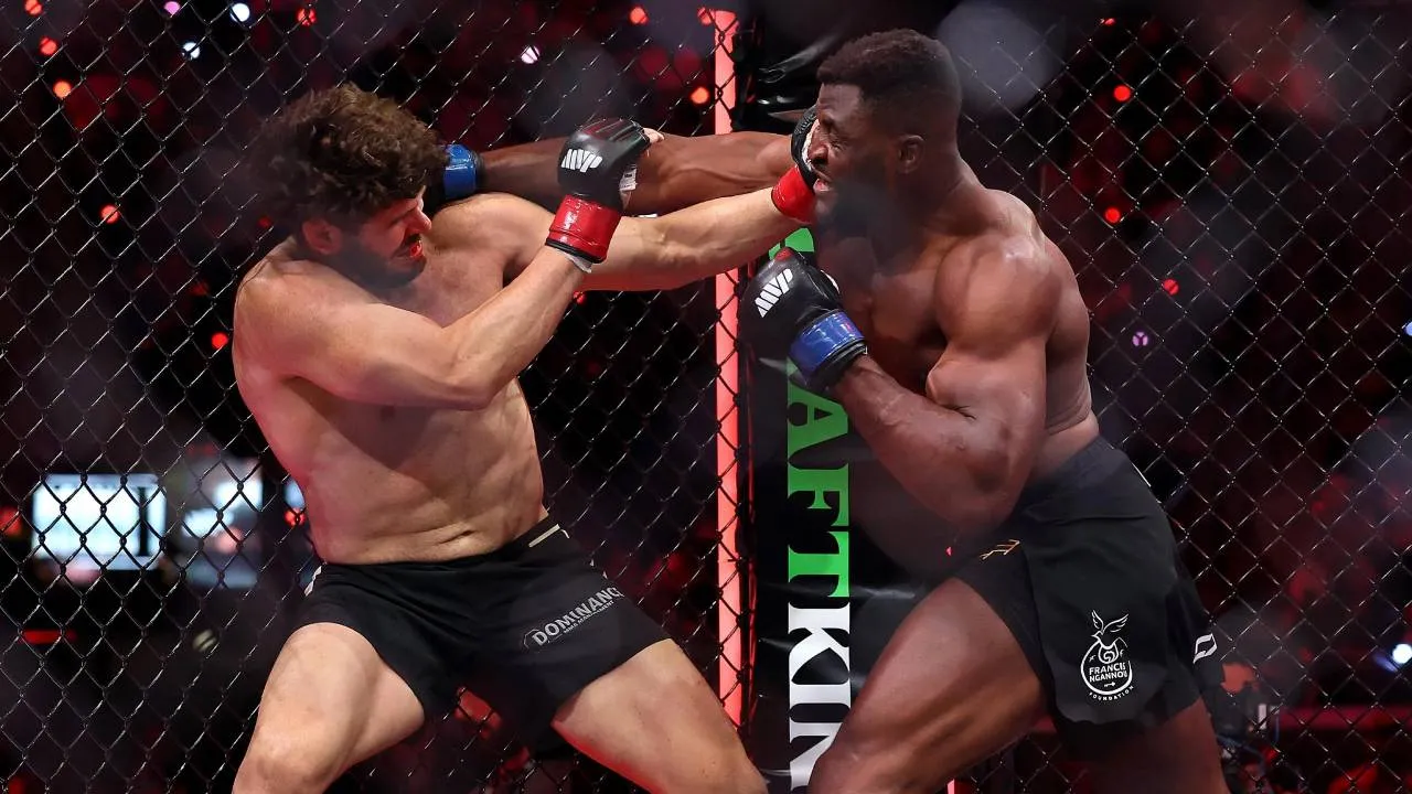 Bagi Francis Ngannou (kanan), ini memperpanjang rekor kemenangan beruntunnya di MMA menjadi delapan laga sejak 2018. (Foto: Fight TV)