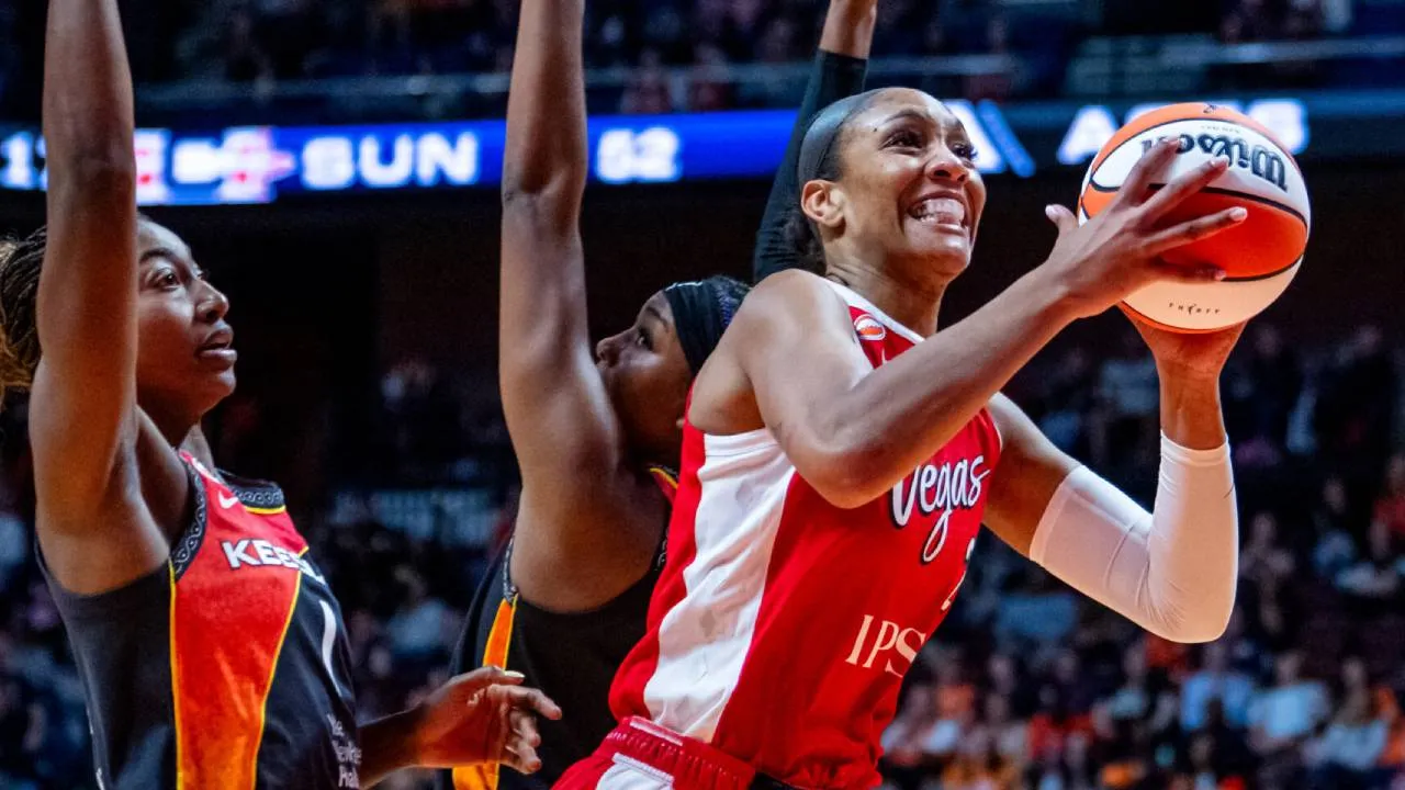 A’ja Wilson (kanan) mencetak 45 poin saat Las Vegas Aces mengalahkan Connecticut Sun 101-94, Jumat (15/5) malam waktu setempat. (Foto: AP)