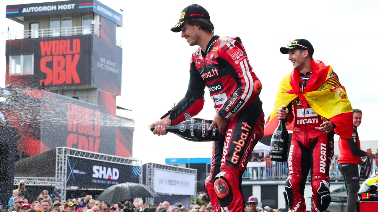 Iker Lecuona Hampir Dua Kali Terjatuh saat Mengejar Bulega