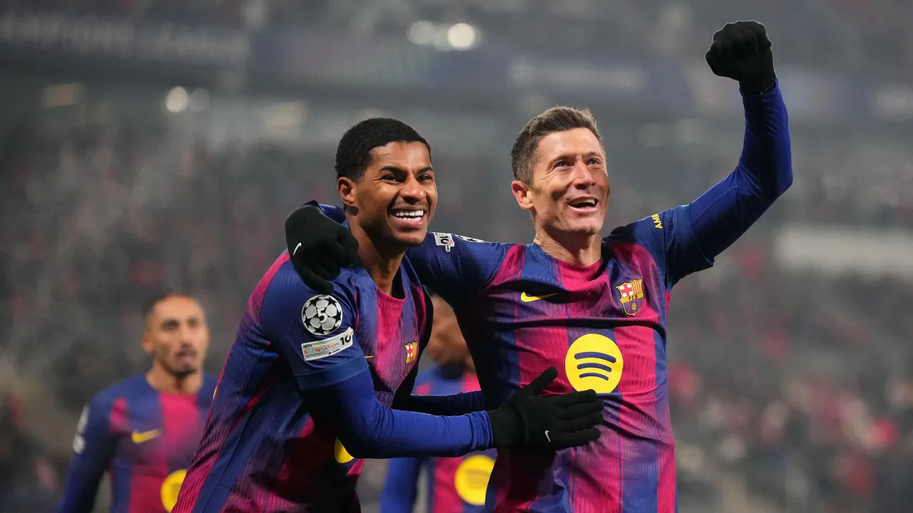 Rio Ferdinand menyarankan Manchester United untuk merekrut Robert Lewandowski secara gratisan musim panas ini, menyusul kontrak sang striker yang baru saja berakhir bersama Barcelona / via Getty Images