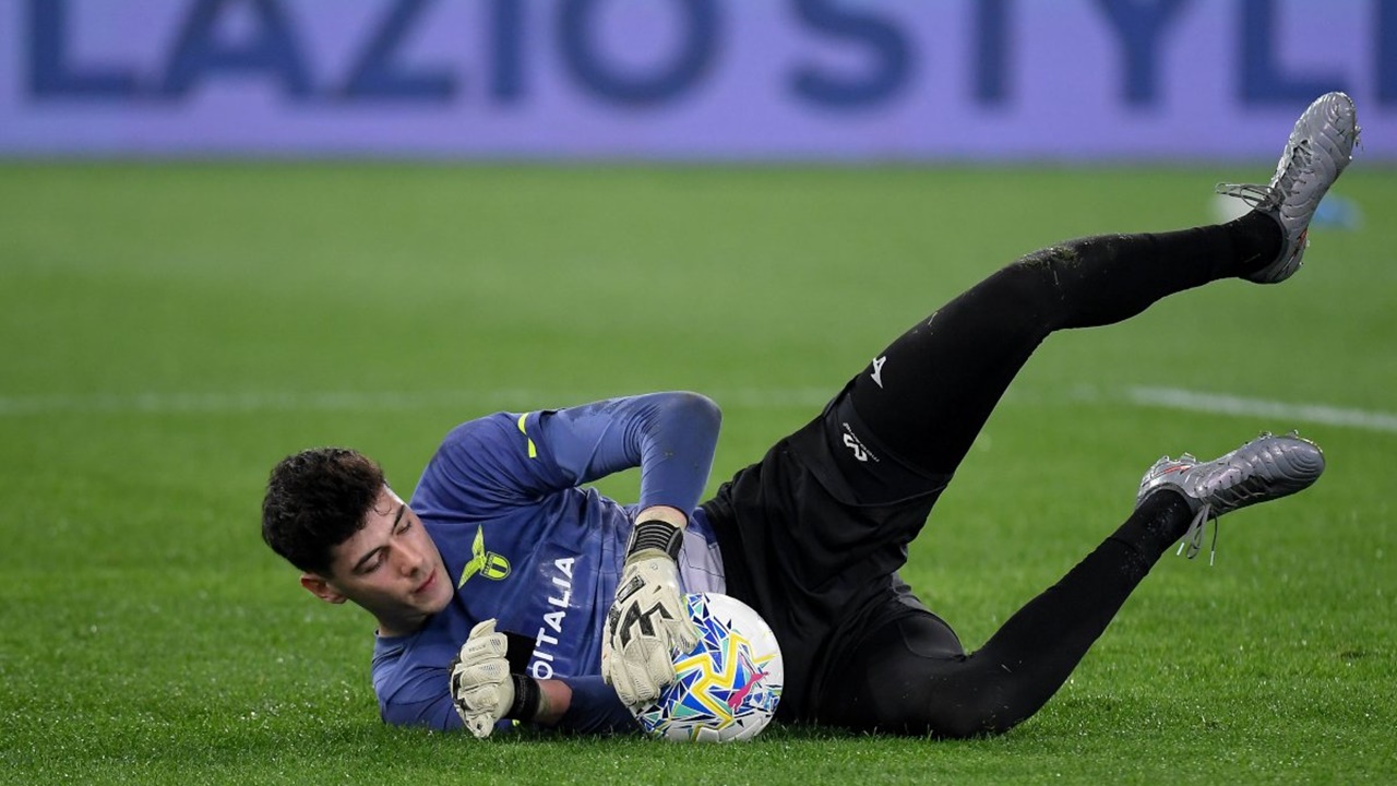 Kiper Debutan Lazio Siap Ukir Sejarah di Derby Roma