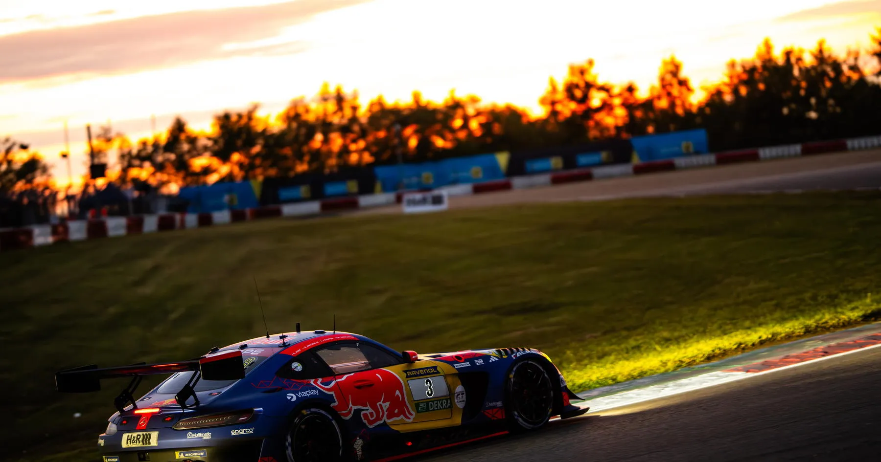 Max Verstappen Pimpin 24 Jam Nürburgring dengan Aksi Malam Spektakuler - sumber: (racingnews365)