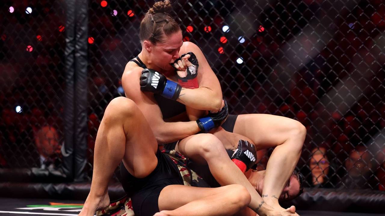Ronda Rousey Akhiri Pertarungan Lawan Gina Carano dalam 17 Detik