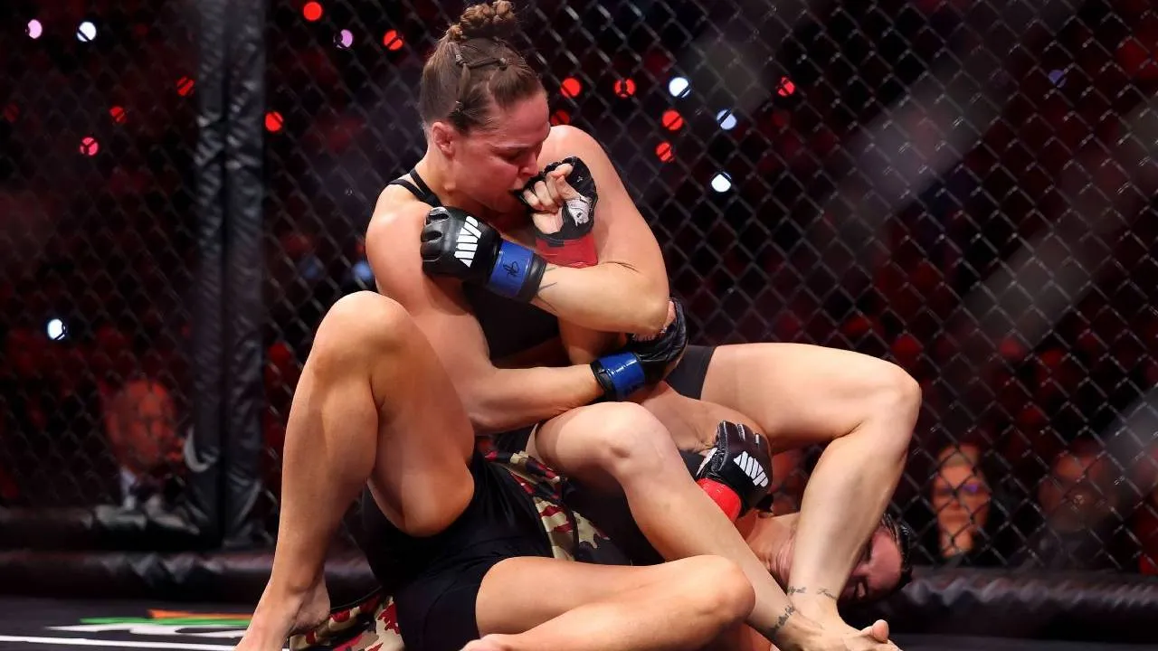 Ronda Rousey menutup karier MMA-nya dengan cara yang paling identik dengan dirinya: kemenangan submission armbar di ronde pertama. (Foto: Fight TV)