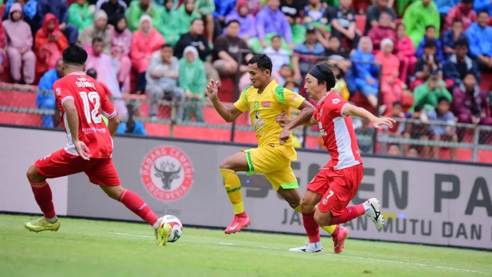 Tavares Ingatkan Kewaspadaan Meski Persebaya Menang Besar di Padang - sumber: (ileagueid)