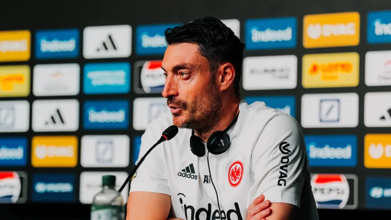 Eintracht Frankfurt Resmi Pecat Albert Riera sebagai Pelatih