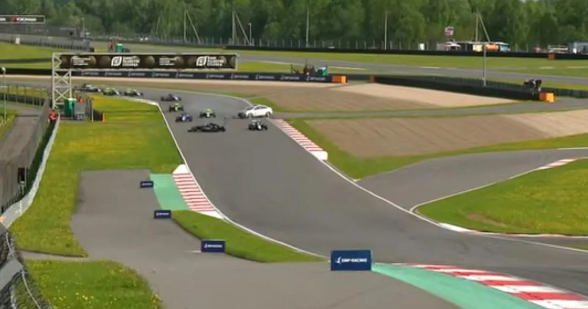 Insiden Kecelakaan Akibat Safety Car yang Berbahaya - sumber: (racingnews365)