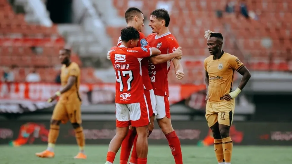 Johnny Jansen Rayakan Kemenangan di Penutupan Laga Kandang - sumber: (ileagueid)