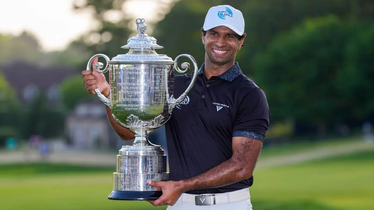 Aaron Rai berpose dengan trofi PGA Championship. (Foto: Golf Digest)