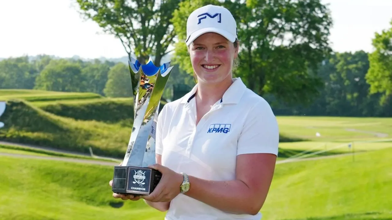 Lottie Woad berpose dengan trofi Kroger Queen City Championship. (Foto: Golf Digest)